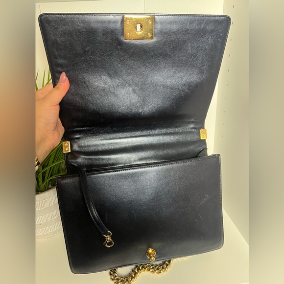 CHANEL
Lambskin Embossed Large Boy Cube
Flap Navy Blue - Picture 9 of 13